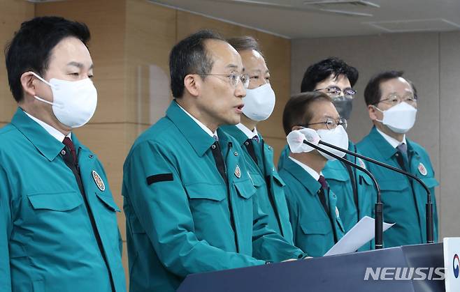 [서울=뉴시스] 김명원 기자 = 추경호 경제부총리 겸 기획재정부 장관이 29일 오전 서울 종로구 정부서울청사에서 화물연대 집단운송거부 관련 '업무개시명령 발동' 등 관계부처 합동브리핑을 하고 있다. 2022.11.29. kmx1105@newsis.com