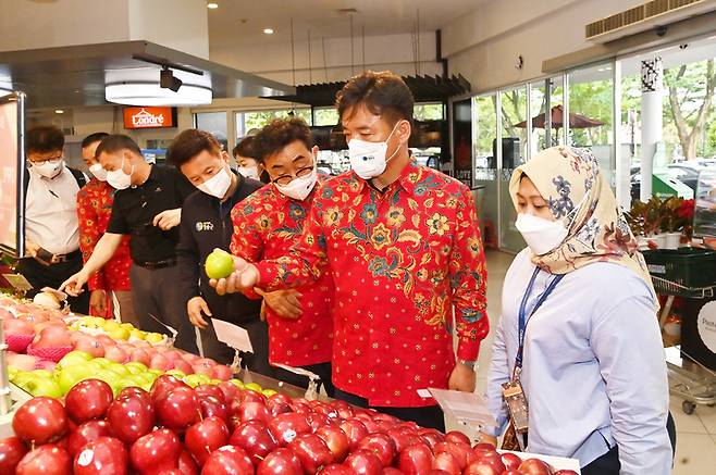 윤경희 청송군수가 청송사과를 판매할 인도네시아 헤르 쇼핑몰을 둘러보고 있다. (사진=청송군 제공)  *재판매 및 DB 금지