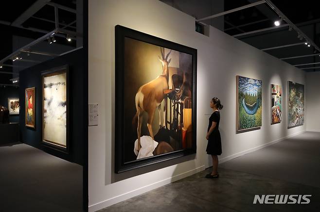 [홍콩=뉴시스] 박진희 기자 = 29일 크리스티 홍콩 프리뷰 전시장인 홍콩 컨벤션 센터(HKCEC)를 찾은 관람객이 경매 작품을 살펴보고 있다. 크리스티 홍콩은 올해 마지막 경매로 추정가 총 12억~17억 홍콩 달러(한화 약 2040억) 규모의 총 5개 경매를 펼친다. 2022.11.29. pak7130@newsis.com