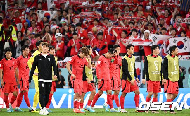 [OSEN=알 라이얀(카타르), 박준형 기자] 파울루 벤투 감독이 이끄는 축구대표팀은 28일(이하 한국시간) 카타르 알 라이얀의&nbsp;에듀케이션 시티 스타디움에서 카타르 월드컵 H조 조별리그 2차전 가나와 맞대결을 펼쳐서 난타전 끝에 2-3으로 패했다.앞선 우루과이 상대로 0-0 무승부에 그친 한국은 잡아야 했던 가나 상대로 패배하면서 1무 1패로 조별리그 최하위로 떨어졌다. 한국은 3차전서 포르투갈과 맞붙는다.경기종료 후 대표팀 선수들이 아쉬워하고 있다. 2022.11.28 /&nbsp; soul1014@osen.co.kr