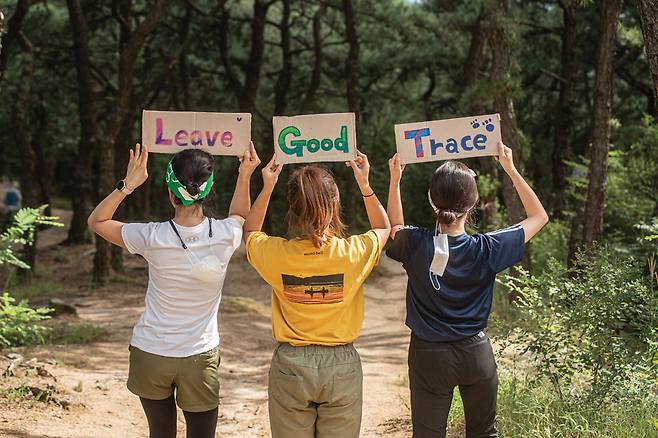 월간山 친환경 캠페인 'Do it now'에서 클린하이커스가 만든 'Leave Good Trace' 피켓.