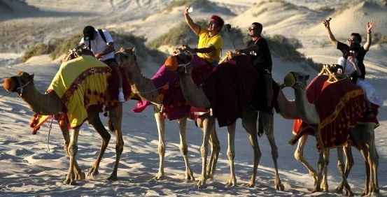 관광객들이 카타르에서 낙타 체험 중 셀프카메라를 찍고 있다. AP연합
