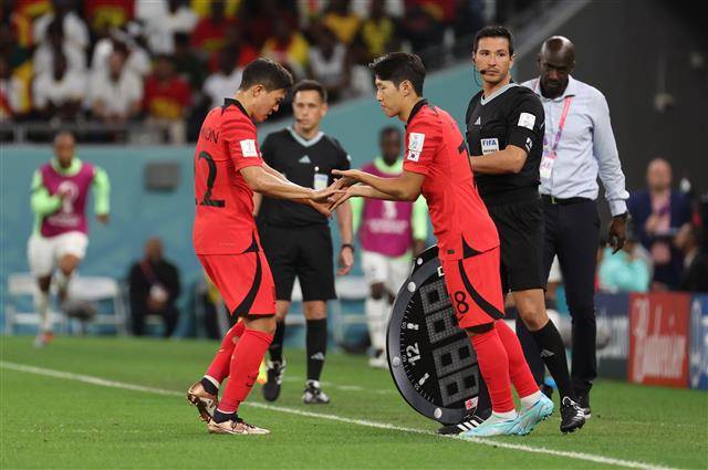 교체로 들어가는 이강인 - 28일 오후(현지시간) 카타르 알라이얀 에듀케이션 시티 스타디움에서 열린 2022 카타르 월드컵 조별리그 H조 2차전 대한민국과 가나의 경기에서 후반전 대한민국 권창훈과 이강인이 교체를 하고 있다. 2022.11.28/뉴스1