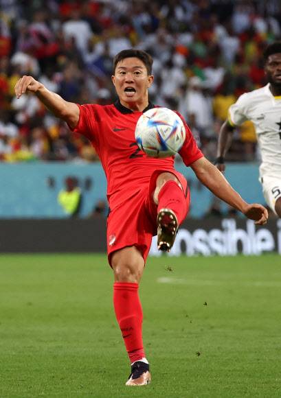 -  28일(현지시간) 카타르 알라이얀 에듀케이션 시티 스타디움에서 열린 2022 카타르 월드컵 H조 2차전 대한민국과 가나의 경기, 권창훈이 볼 컨트롤을 하고 있다. 2022.11.28. 뉴시스