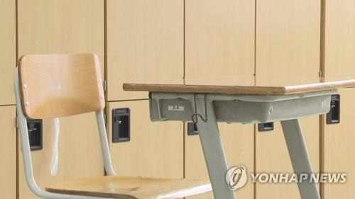 교실 책상 자료사진. 연합뉴스