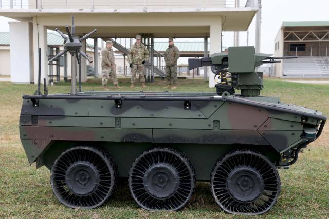 29일 경기 평택시 캠프 험프리스에서 열린 한화에어로스페이스의 다목적무인차량 '아리온-스멧(Arion-SMET)' 성능 시연 행사에서 주한미군 관계자들이 아리온-스멧을 살펴보고 있다. /평택=사진공동취재단