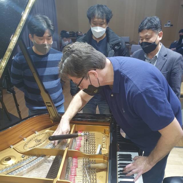 독일의 피아노 조율사 롤랜드 지니커가 지난 17일 조율 과정을 실연하고 있다. 사진 제공=삼성문화재단
