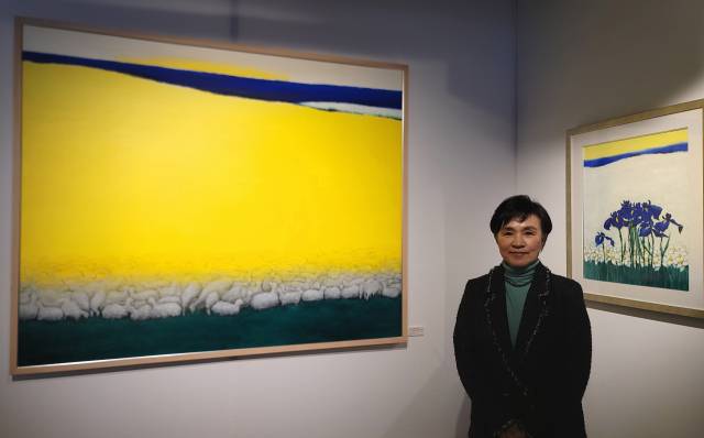 작가 이현의 '양떼, 아침을 열다' 옆에 선 지구와사람의 이사장 강금실 전 법무부장관. /조상인기자