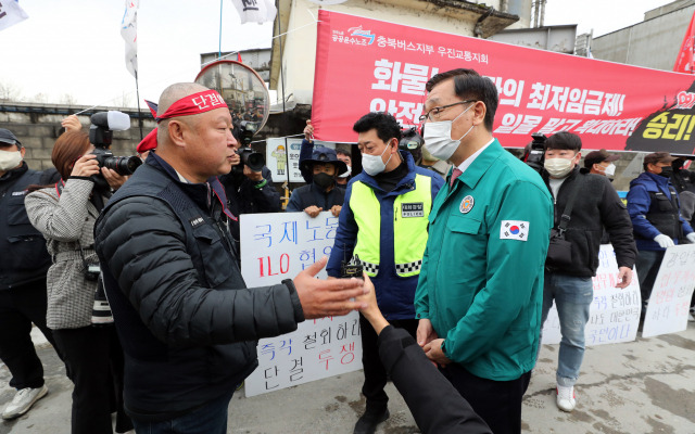 어명소(앞줄 왼쪽) 국토부 2차관이 29일 화물연대 총파업 결의대회가 열린 한일시멘트 단양공장 앞에서 조합원에게 정부의 업무개시명령을 전달하고 있다. 단양=연합뉴스