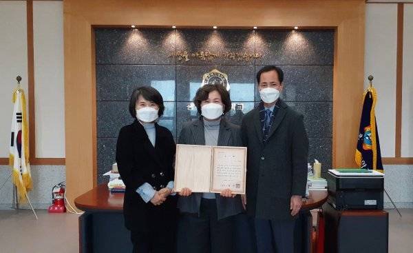 이선재 총장이 장흥군으로부터 장흥의 취약계층 주거환경 개선에 이바지한 공로로 감사패를 받았다. 사진제공 | 광주여대