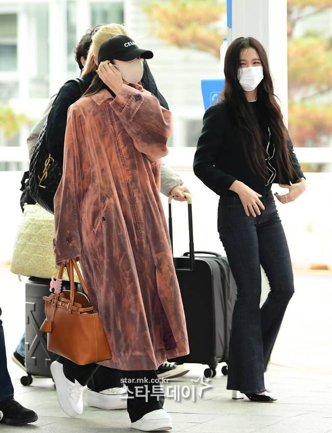 그룹 블랙핑크가 출국장을 향하고 있다.