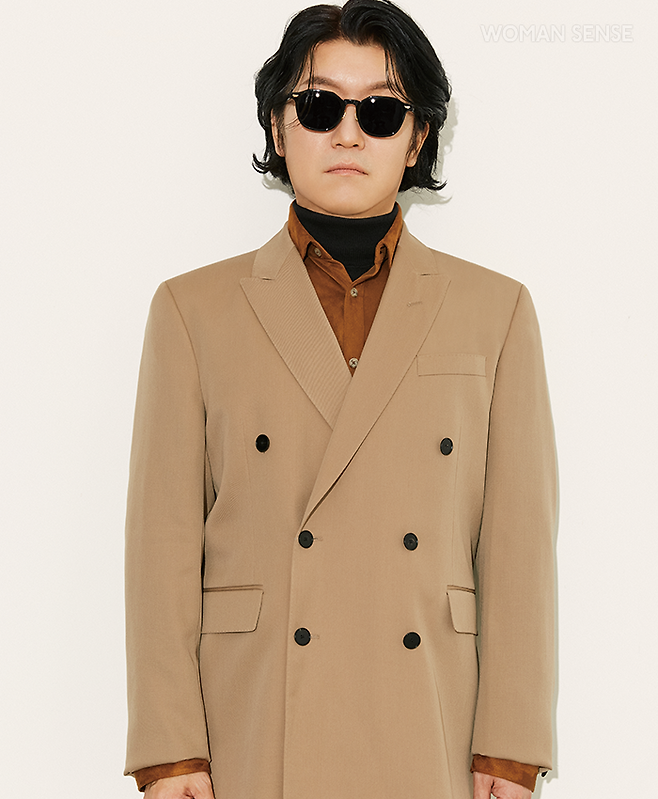 더블 슈트 셋업·벨벳 셔츠 모두 자라, 선글라스 어크루 아이웨어, 터틀넥 스타일리스트 소장품.