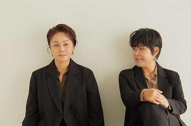 (경실·혜련)새틴 셔츠 자라, 블레이저·이어링 모두 스타일리스트 소장품.