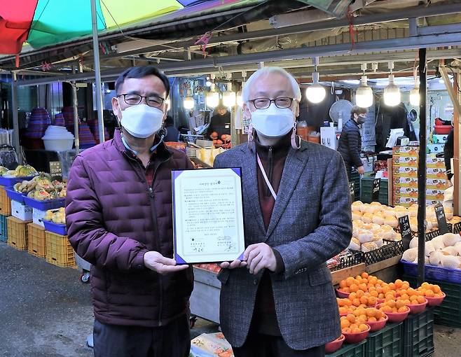 배종민(우측) 세종학당재단 사무총장과 반재선용산 용문시장 상인회 회장이 지난 11월 28일 전통시장 활성화를 위한 자매결연을 체결한 뒤, 기념촬영을 하고 있다.