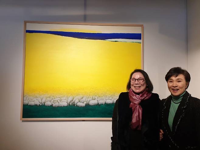 (서울=연합뉴스) 황희경 기자 = 재단법인 '지구와 사람'의 복합문화공간에서 열린 이현 작가 개인전에서 작가(왼쪽)와 강금실 전 법무부 장관이 포즈를 취하고 있다. 2022.11.29. zitrone@ynaco.kr