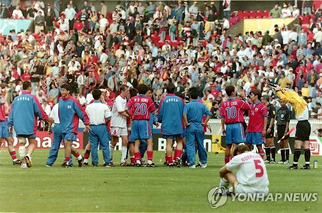 1998년 프랑스월드컵 벨기에와 경기에서 비긴 한국 대표팀. [연합뉴스 자료사진]