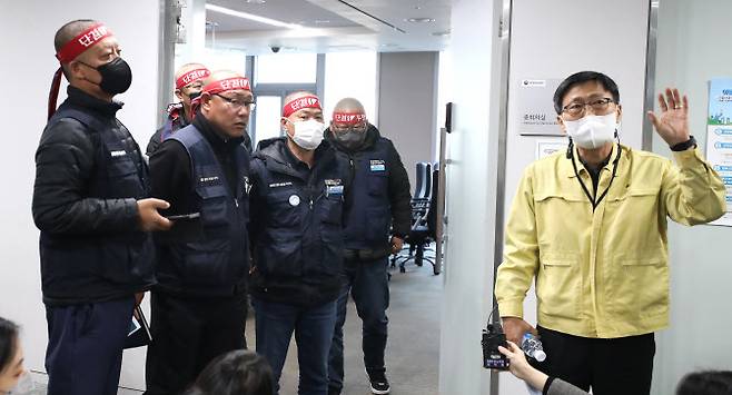 30일 오후 세종시 정부세종청사 국토교통부에서 열린 정부와 화물연대의 2차 협상이 40여 분 만에 파행으로 종료된 후 회의장을 떠나 언론 브리핑을 하는 국토부 구헌상 국토부 물류정책관(오른쪽)에게 화물연대 집행부가 회의 진행을 요구하고 있다.(사진=뉴스1)