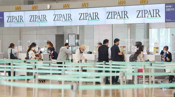 지난 5월 27일 오전 인천국제공항 제1여객터미널 출국장에서 일본행 탑승객들이 수속을 밟고 있는 모습. 〈사진=연합뉴스〉