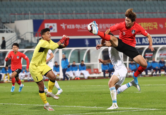 2019년 남자 22세 이하 축구대표팀 우즈베키스탄 친선경기에서 슛을 하고 있는 조규성 [출처:연합뉴스]