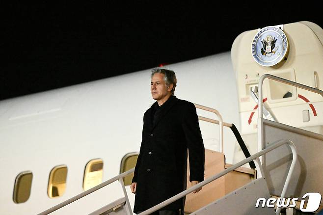 토니 블링컨 미국 국무장관이 북대서양조약기구(NATO·나토) 회의에 참석하기 위해 2022년 11월29일(현지시간) 루마니아의 한 공항에 도착하고 있다. ⓒ 로이터=뉴스1 ⓒ News1 김현 특파원