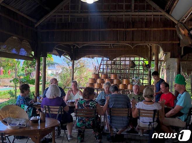 쿠킹클래스에서 만든 요리를 맛보는 유럽 체험객들ⓒ News1