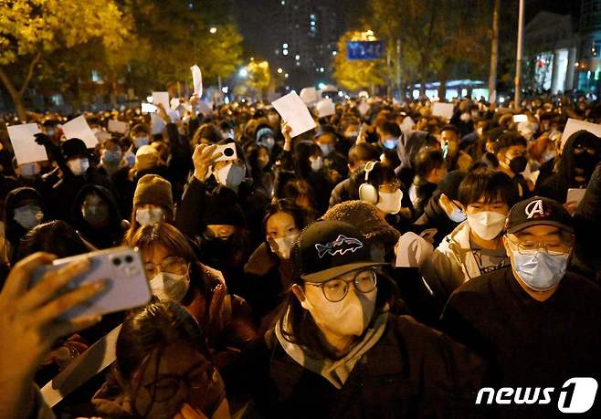 27일 중국 베이징에서 정부의 고강도 제로 코로나 봉쇄 정책에 항의하는 시위가 발생했다. ⓒ AFP=뉴스1 ⓒ News1 정윤영
