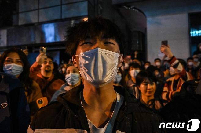 27일(현지시간) 중국 상하이에서 정부의 고강도 제로 코로나19 봉쇄 정책에 항의하는 시위가 발생했다. ⓒ AFP=뉴스1 ⓒ News1 정윤영 기자