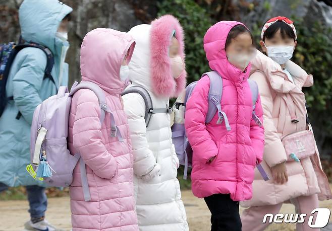 울산지역에 한파경보가 발효 중인 30일 오전 울산 울주군 구영초등학교 인근에서 두꺼운 복장을 한 학생들이 등교하고 있다. 2022.11.30/뉴스1 ⓒ News1 윤일지 기자
