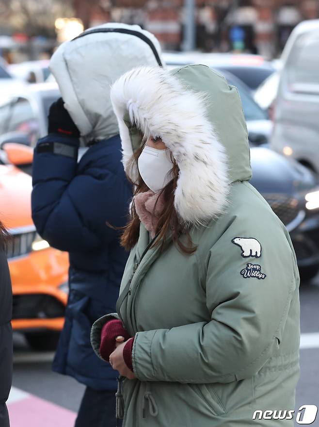 전국 대부분 지역의 아침기온이 영화권으로 접어들며 본격적인 '겨울 한파'가 시작된 30일 서울 종로구 광화문일대에서 두꺼운 옷을 입은 시민들이 출근길을 서두르고 있다. 2022.11.30/뉴스1 ⓒ News1 송원영 기자
