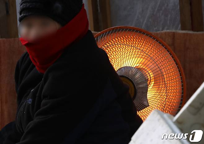 전국 대부분 지역 기온이 영하권으로 떨어진 30일 오전 서울 중구 중림시장에서 상인들이 난로에 의지해 아침 시장을 준비하고 있다. 2022.11.30/뉴스1 ⓒ News1 김민지 기자