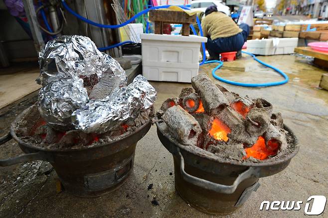 전국에 한파경보가 발효된 30일 오전 경북 포항시 죽도어시장에서 상인들이 화로를 피워놓고 있다. 2022.11.30/뉴스1 ⓒ News1 최창호 기자