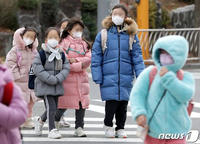 울산지역에 한파경보가 발효 중인 30일 오전 울산 울주군 구영초등학교 인근에서 두꺼운 복장을 한 학생들이 등교하고 있다. 2022.11.30/뉴스1 ⓒ News1 윤일지 기자