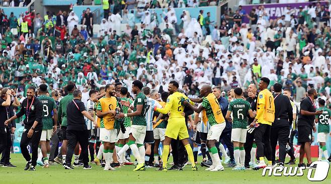 22일 오후(현지시간) 카타르 루사일 스타디움에서 열린 2022 카타르 월드컵 조별리그 C조 1차전 아르헨티나와 사우디아라비아의 경기에서 2대1 역전승을 거둔 사우디아라비아 선수들이 기뻐하고 있다. 2022.11.22/뉴스1 ⓒ News1 이동해 기자