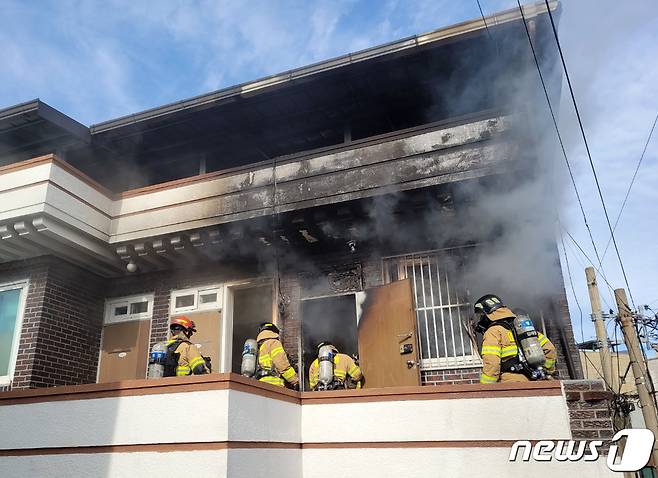 30일 오후 울산 중구 반구동 한 주택에서 화재가 발생해 출동한 소방대원이 진화작업을 하고 있다. (울산소방본부 제공)