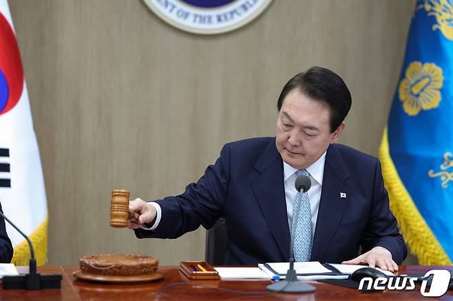 윤석열 대통령이 29일 용산 대통령실에서 열린 국무회의를 주재하며 의사봉을 두드리고 있다. 윤 대통령은 이 자리에서 "정부는 오늘 우리 민생과 국가 경제에 초래될 더 심각한 위기를 막기 위해 부득이 시멘트 분야의 운송 거부자에 대해 업무개시명령을 발동한다＂며 사상 첫 업무개시명령에 나섰다. (대통령실 제공) 2022.11.29/뉴스1 ⓒ News1 오대일 기자