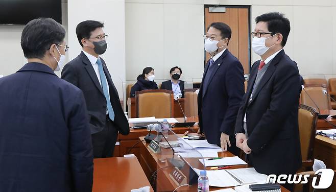 더불어민주당 유동수 의원(왼쪽부터)과 고용진 의원, 방기선 기획재정부 제1차관, 고광효 세제실장이 30일 서울 여의도 국회에서 열릴 예정인 기획재정위원회 조세소위원회의 시작을 기다리며 대화하고 있다. 2022.11.30/뉴스1 ⓒ News1 허경 기자