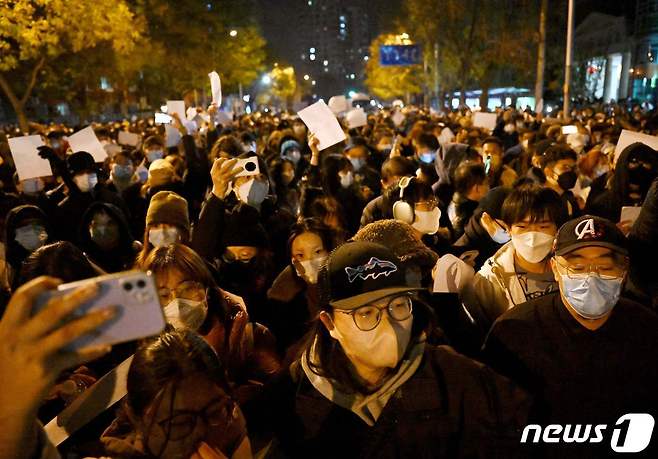 27일(현지시간) 중국 베이징에서 정부의 고강도 제로 코로나19 봉쇄 정책에 항의하는 시위가 발생했다. ⓒ AFP=뉴스1 ⓒ News1 정윤영 기자