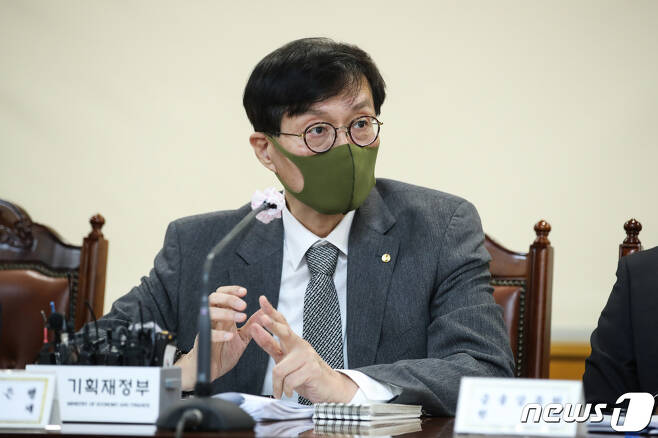 이창용 한국은행 총재가 28일 서울 중구 은행회관에서 열린 비상거시경제금융회의에서 질문에 답변하고 있다. (한국은행 제공) 2022.11.28/뉴스1