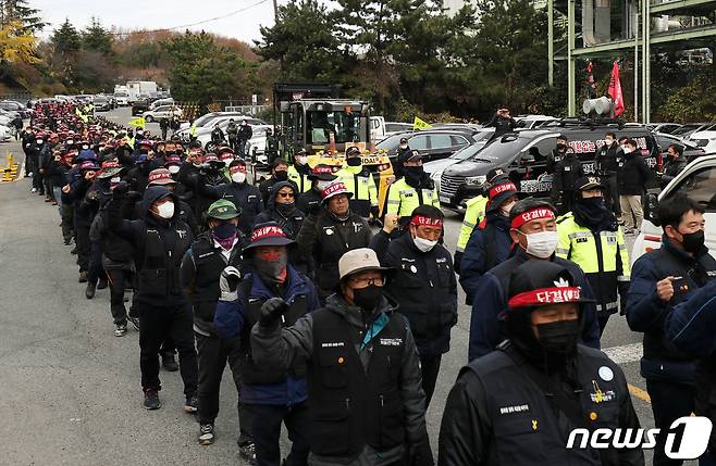 민주노총 공공운수노조 화물연대본부의 집단운송거부(총파업) 행동이 7일째 이어진 30일 오후 울산 남구 석유화학단지에서 조합원들이 거리행진을 하고 있다. 2022.11.30/뉴스1 ⓒ News1 윤일지 기자