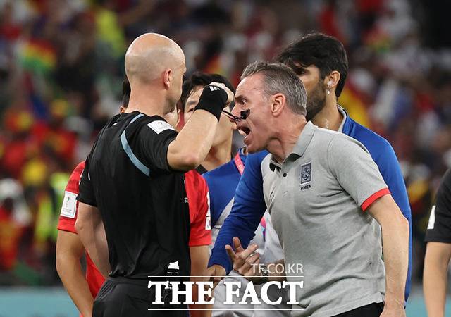 28일 카타르 알 라이얀 에듀케이션 시티 스타디움에서 열린 2022 카타르 월드컵 H조 2차전 대한민국과 가나의 경기, 2-3으로 패하자 파울루 벤투 감독이 코너킥을 주지 않은 앤서니 테일러 주심에게 강력히 항의하고 있다. /알라이얀(카타르)=AP.뉴시스
