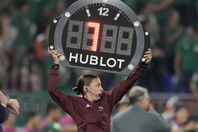 국제축구연맹(FIFA) 월드컵 본선 첫 여성 심판으로 나선 프라파르. 사진=AP·연합뉴스
