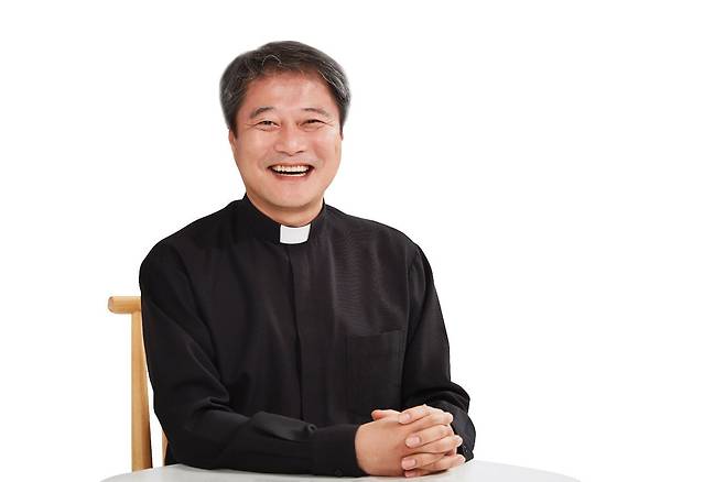 성바오로수도회 안성철 신부. 최근 수도원 생활의 행복을 적은 책 '신부 생활'을 펴냈다. /시공사