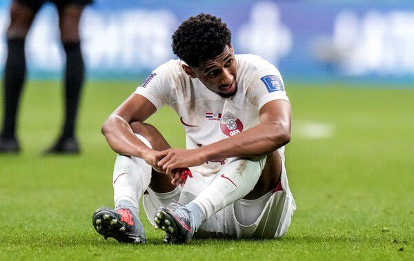 카타르 월드컵 국가대표팀 호맘 아흐메드 선수가 30일(한국시간) 네덜란드와의 경기 후반전에 경기장 바닥에 앉아있다. / 연합뉴스