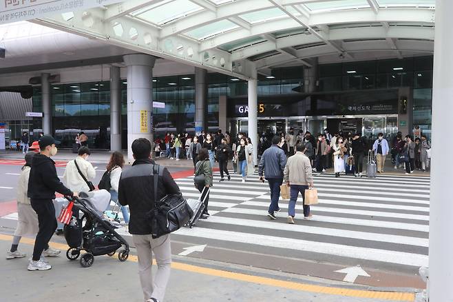 한글날 연휴 마지막 날인 10일 여행을 마친 관광객들이 제주국제공항 출발장으로 향하고 있다./연합뉴스