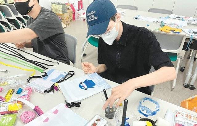 폐현수막 업사이클링 가방을 제작 중인 봉사자. 대구북구자원봉사센터 제공