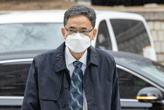 대장동 개발사업에 도움을 주고 뇌물을 수수한 혐의로 기소된 곽상도 전 국민의힘 의원이 28일 오후 서울 서초구 서울중앙지법에서 열린 1심 속행 공판에 출석하고 있다. [연합뉴스]