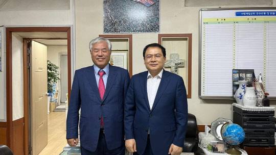 30일 국민의힘 차기 당권 도전을 공식화하는 강신업(오른쪽) 변호사. 사진은 그가 과거 전광훈 목사와 함께 찍은 것이다. 강 변호사 페이스북.