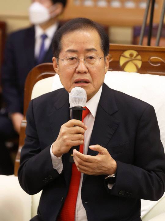 홍준표 대구광역시장이 지난 11월25일 광주광역시청에서 열린 민선 8기 달빛동맹 협약식에서 인사말하고 있다. 달빛동맹은 대구의 옛 지명인 달구벌의 첫 글자와 광주를 나타내는 빛고을의 첫 글자에서 딴 것이다.<연합뉴스>