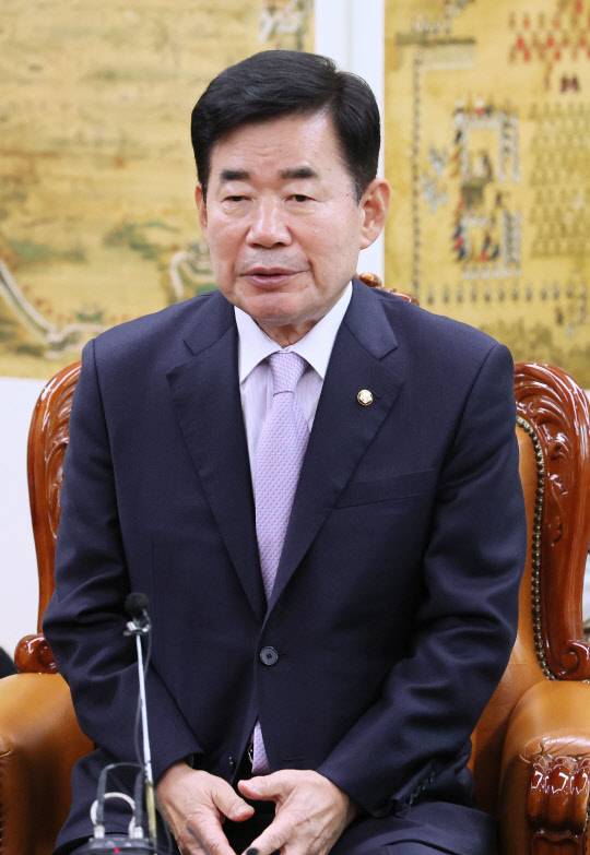 김진표 국회의장이 지난 11월21일 오후 국회 의장집무실에서 열린 교섭단체 원내대표 주례회동에서 발언하고 있다.<연합뉴스>