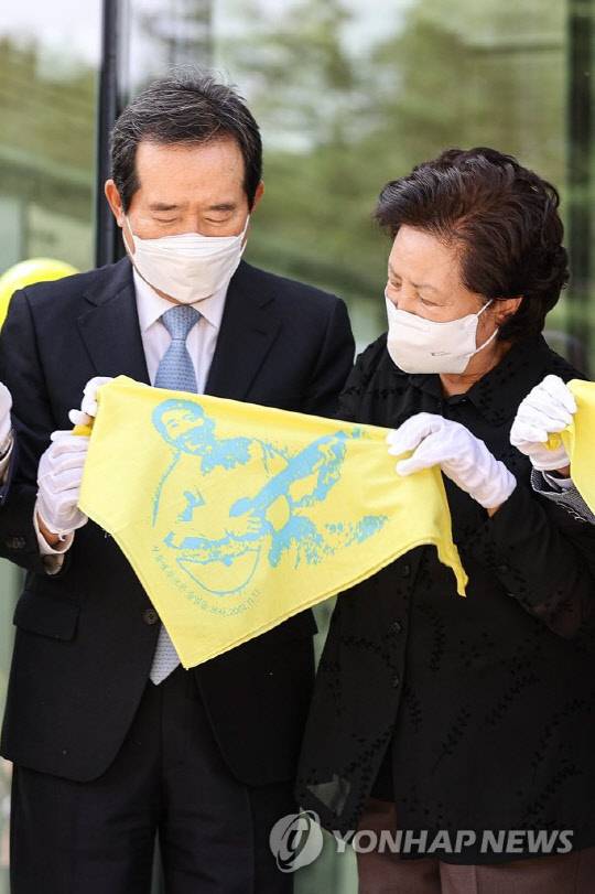 권양숙 여사와 정세균 노무현재단 이사장이 지난 9월 23일 오후 서울 종로구 노무현시민센터에서 열린 개관식 행사에서 노무현 전 대통령이 그려진 노란손수건을 들고 기념사진을 찍고 있다. <연합뉴스>